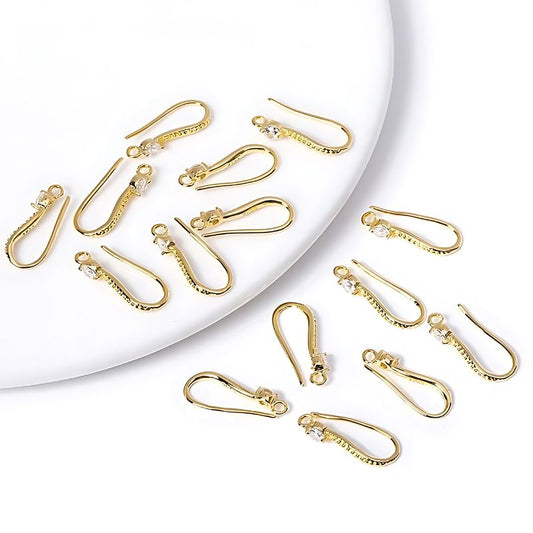 Attache Boucle D'oreille en Forme de Crochet posé sur fond blanc