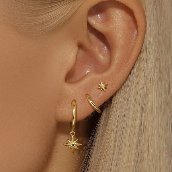 Boucle D'oreille 3 Trous Dorées, portées par une femme de profil on ne voit que son oreille