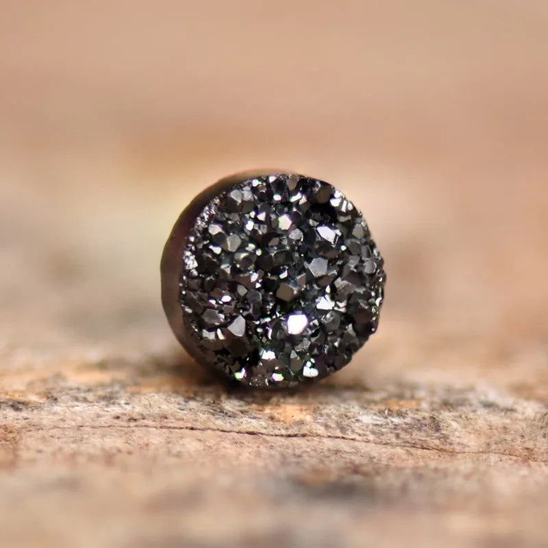 Boucle D'oreille Aimant Homme Simple et Tendance posé sur une pierre