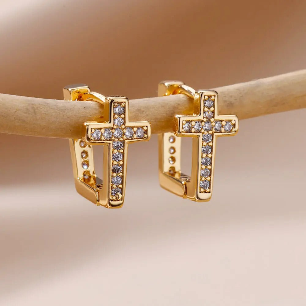 Boucle D'oreille Croix Femme Pierres Zircon Et Acier Inoxydable, présentes en paire sur une fine branche en bois