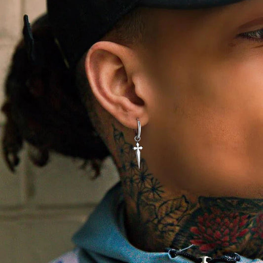 Boucle D'oreille Croix Homme Argenté et Pendante attaché à l'oreille d'un homme