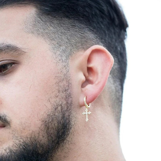Boucle d'Oreille Croix Homme Dorée Pendante porté par un homme de profil