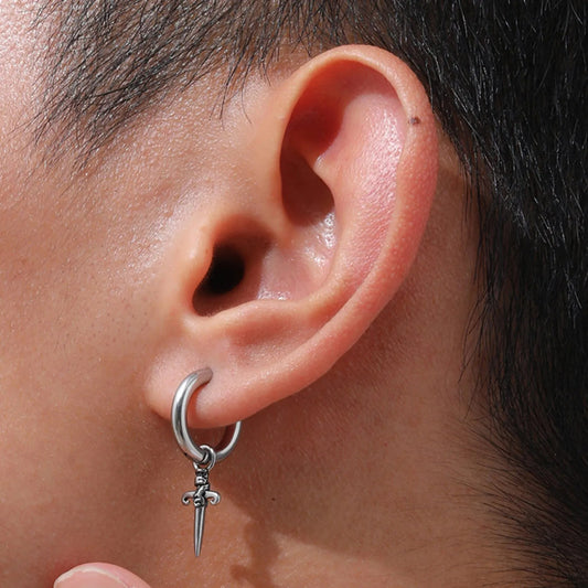 Boucle D'oreille Croix Homme Gothique Créole portée par une homme de profil, on ne voit que son oreille