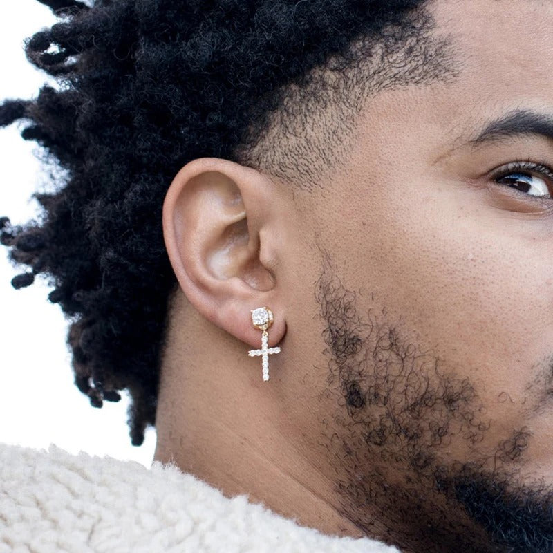 Boucle d'Oreille Croix Homme Style Affirmé porté par une homme de profil