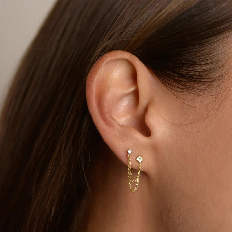 Boucle d'Oreille Fantaisie Femme en ArgentBoucle d'Oreille Fantaisie Femme en Argent attach à une oreille