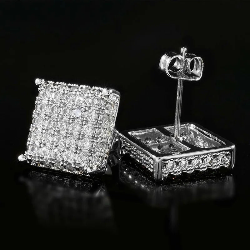Boucle D'oreille Homme Carré avec Design de Micro Pavé posé sur un fond noir