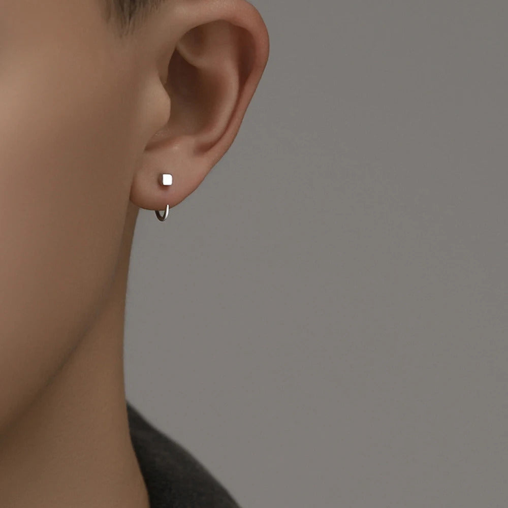 Boucle D'oreille Homme Carré Simple et Vintage attaché sur une oreille