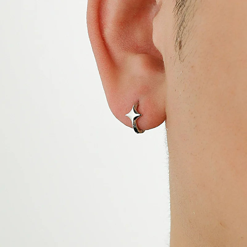 Boucle D'oreille Homme Discret Créole Étoile portée par un homme, on ne voit que son oreille.