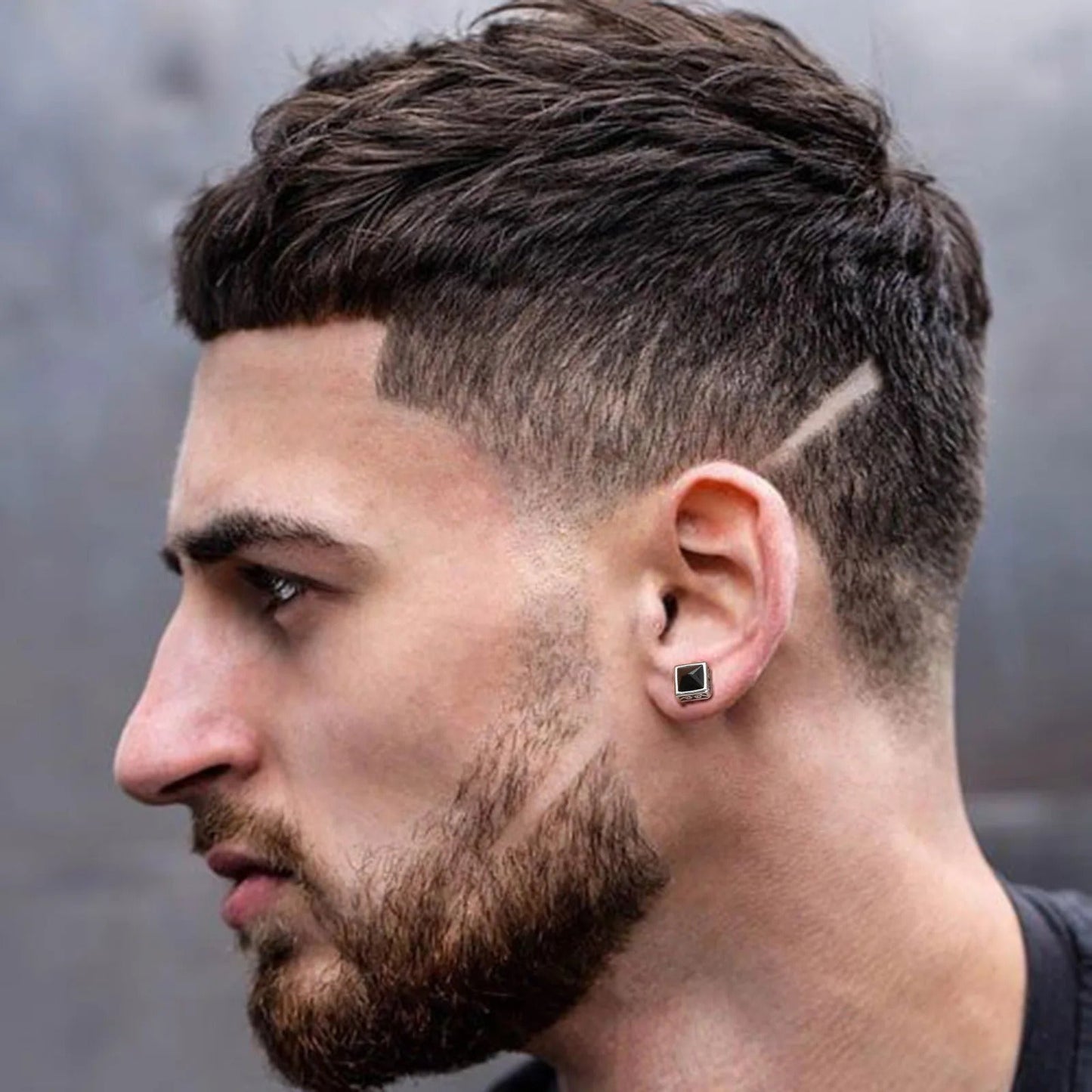 Boucle D'oreille Homme Discret en Forme de Carré attaché a l'oreille d'un homme
