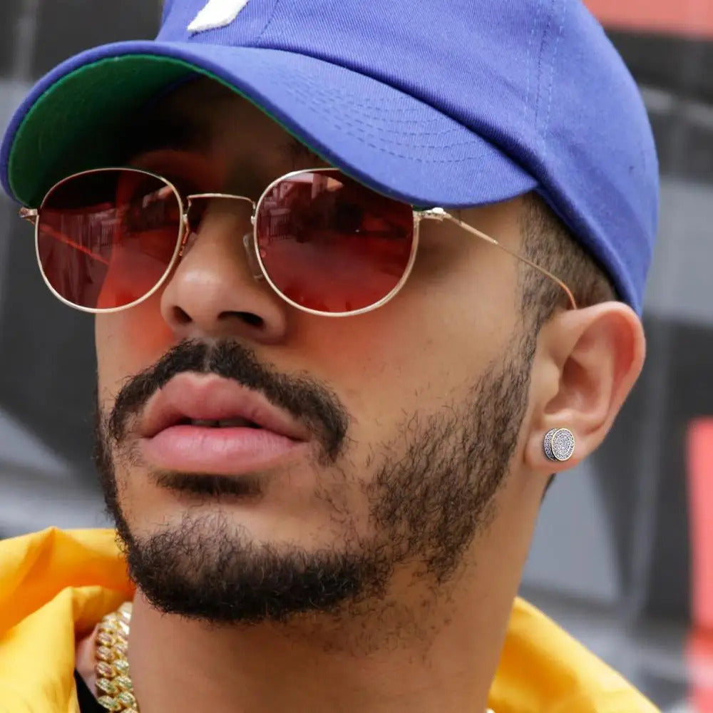 Boucle D'oreille Homme Luxe de Style Rétro attachéà l'oreille d'un homme