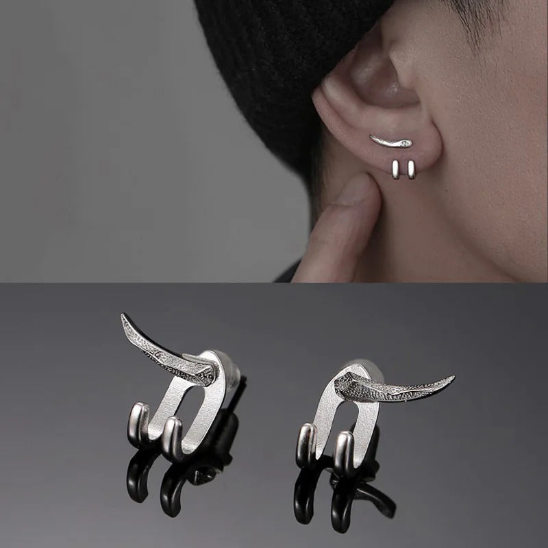 Boucle D'oreille Homme Original en Forme de Dent de Loup attaché à l'oreille d'une personne