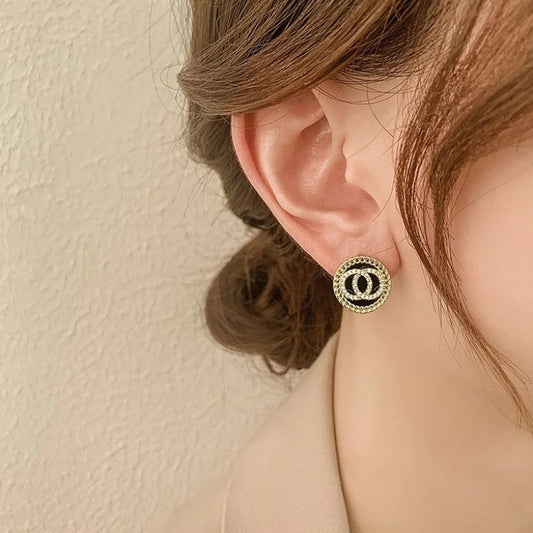 Boucle d'Oreille Luxe Femme en Acier porté sur oreille