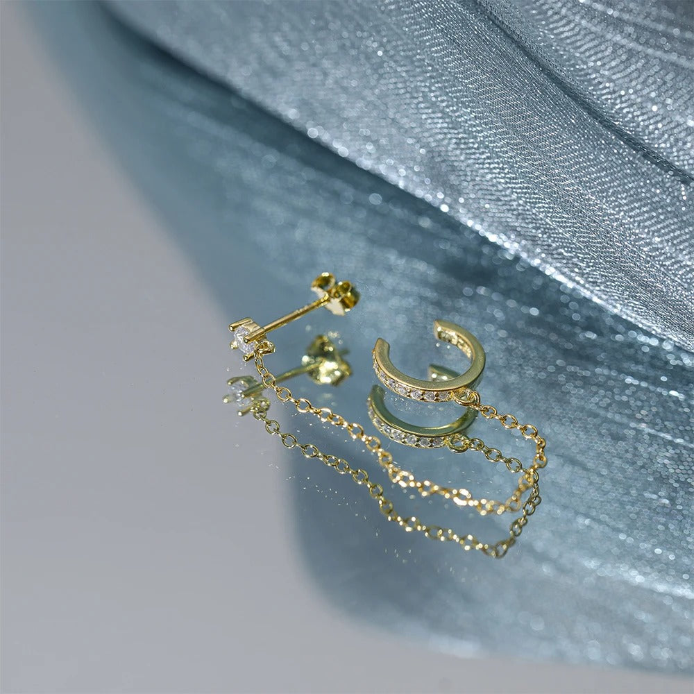 Boucle d'Oreille Chaine 2 Trous 1 Pièce sur une table