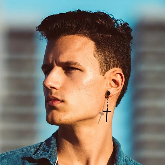 Boucle d'Oreille Homme Sans Trou Croix portée par un homme