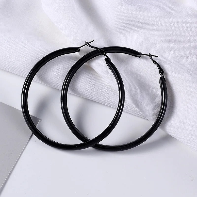 Boucle d'Oreille Noire Femme Créole Cercle sur fond blanc