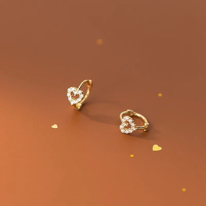 Boucle d'Oreille Puce Coeur sur fond marron clair