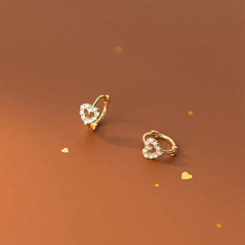 Boucles d'Oreilles Fillette Cœur sur fond marron clair