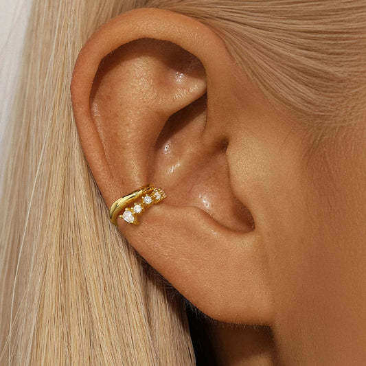 Ear Cuff Doré Étincelant, porté par une femme.