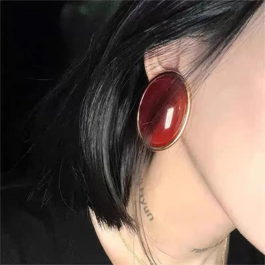 Grosse Boucle d'Oreille Résine Rouge portée par une femme