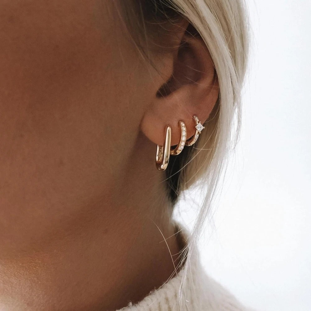 Lot 3 Paires Boucles D'oreilles Dorées Luxe, portées par une femme on ne voit qu'une oreille