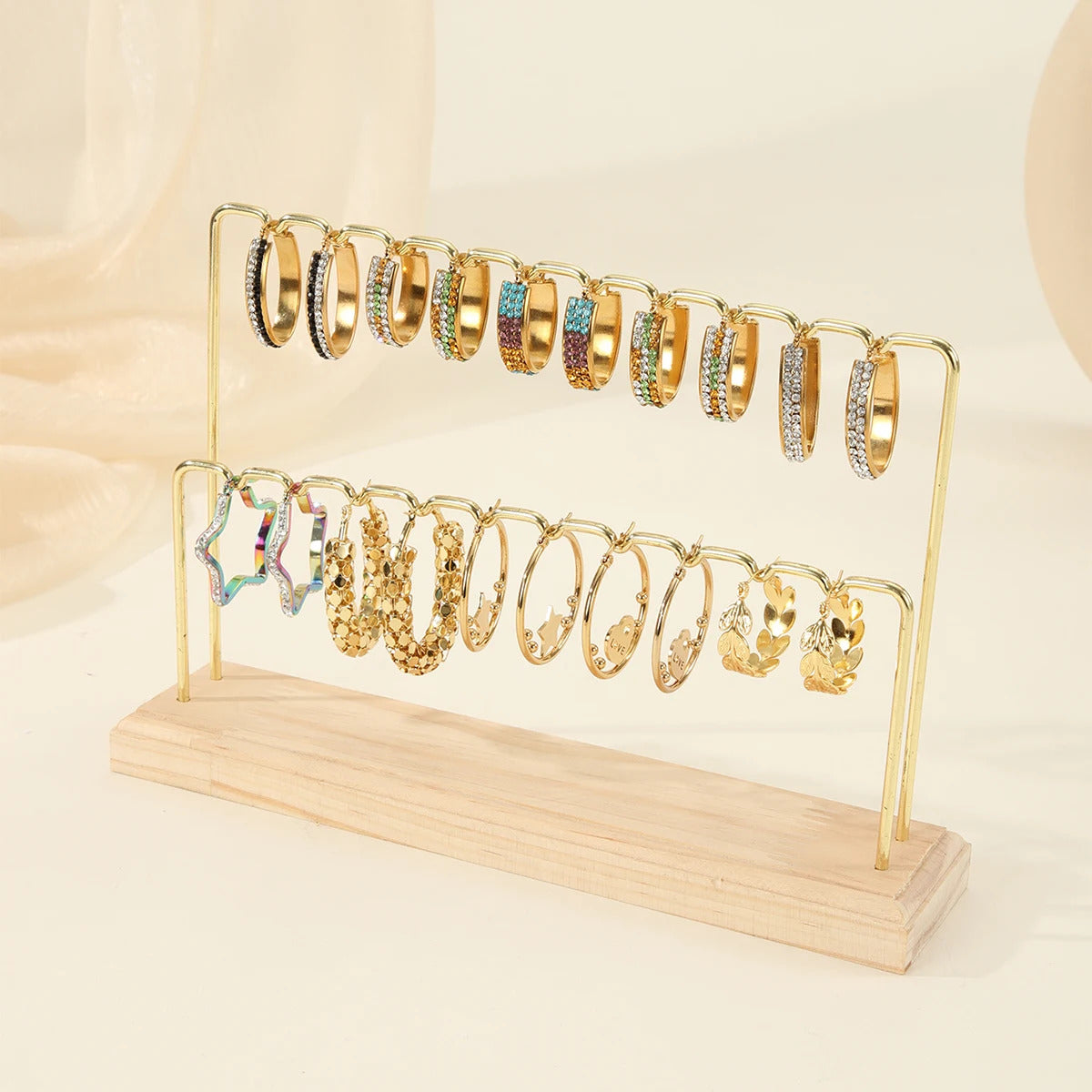 Porte Boucle D'oreille en Bois et Métal Doré sur un fond beige