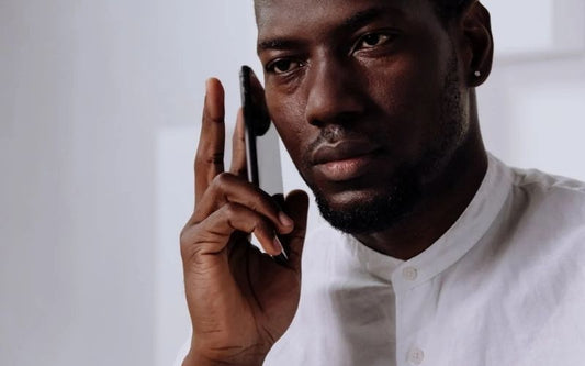 Homme au téléphone avec petite boucle d'oreille diamant