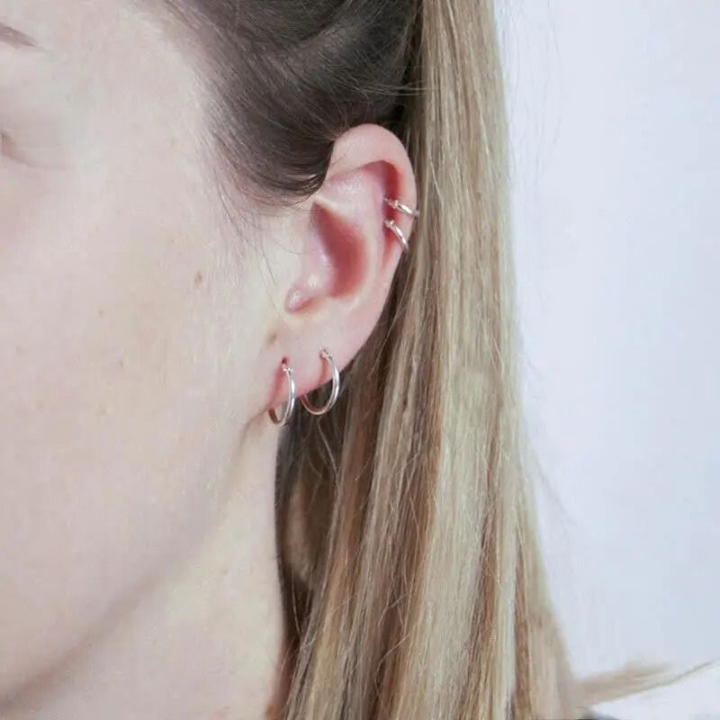 Boucle d'Oreille Anneau Ronde Argenté pour Femme sur une oreille