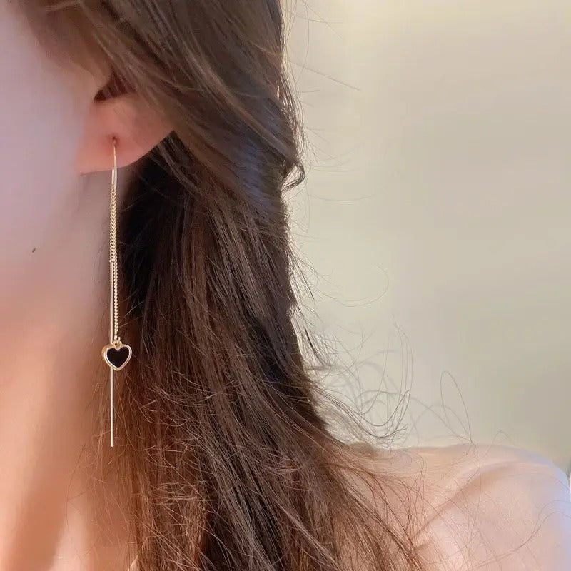 Boucle d'Oreille Longue à Coeur portée par une femme