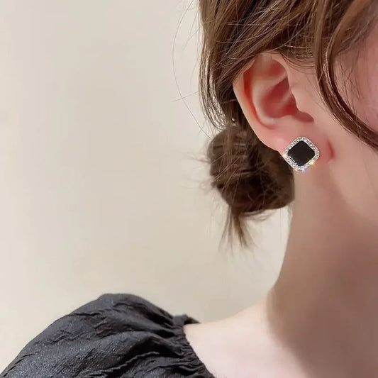 Boucle d'Oreille Noire Femme Carrée porté par une femme