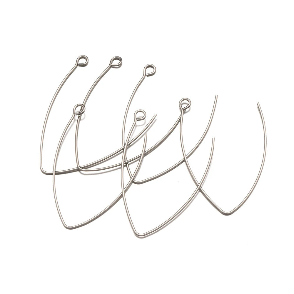 Attache Boucle D'oreille en Acier inoxydable sur fond blanc  Image