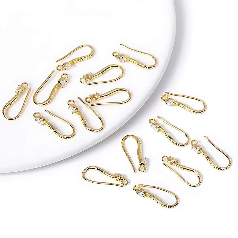 Attache Boucle D'oreille en Forme de Crochet posé sur fond blanc  Image