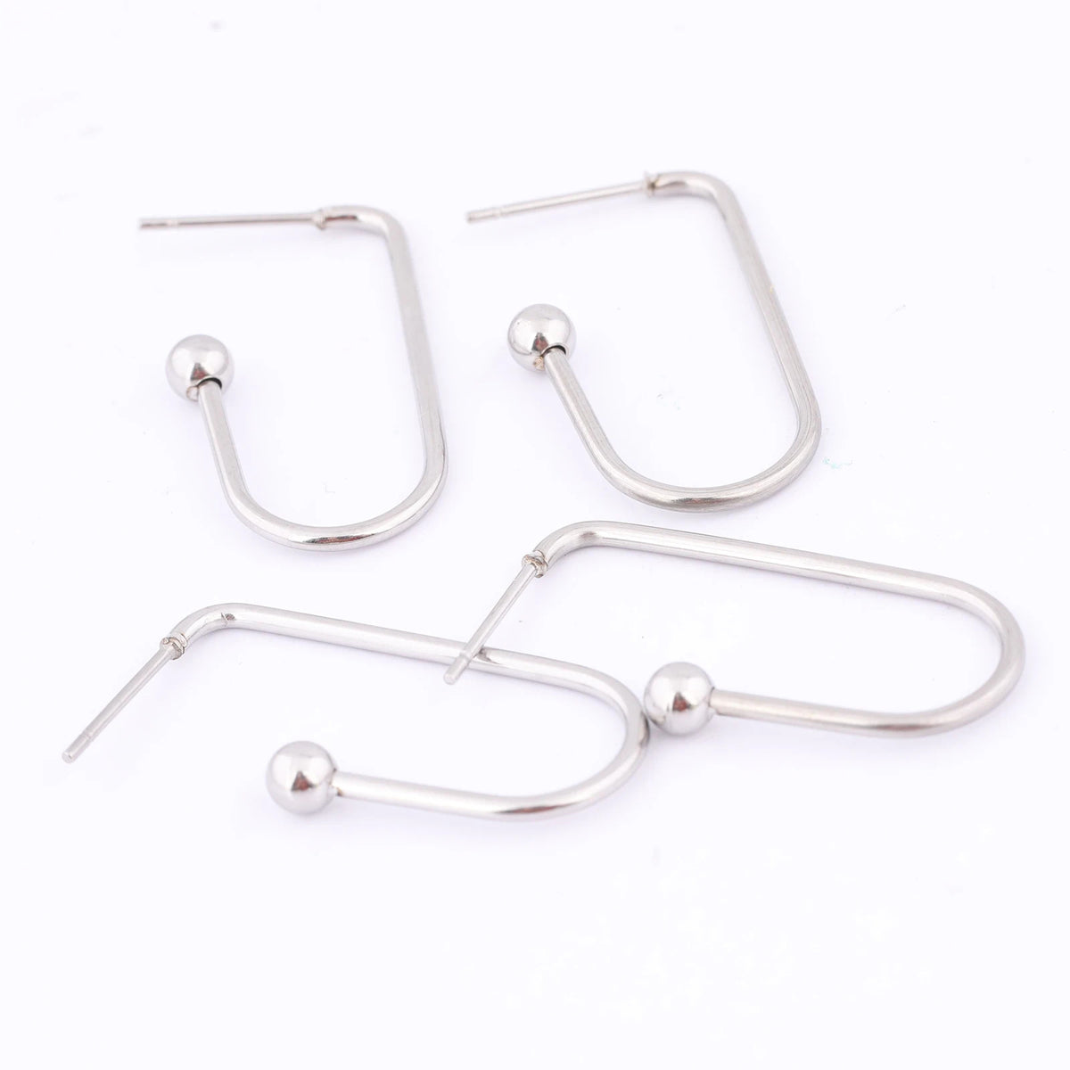 Attache Boucle D'oreille en Forme de U posé sur un fond blanc Image