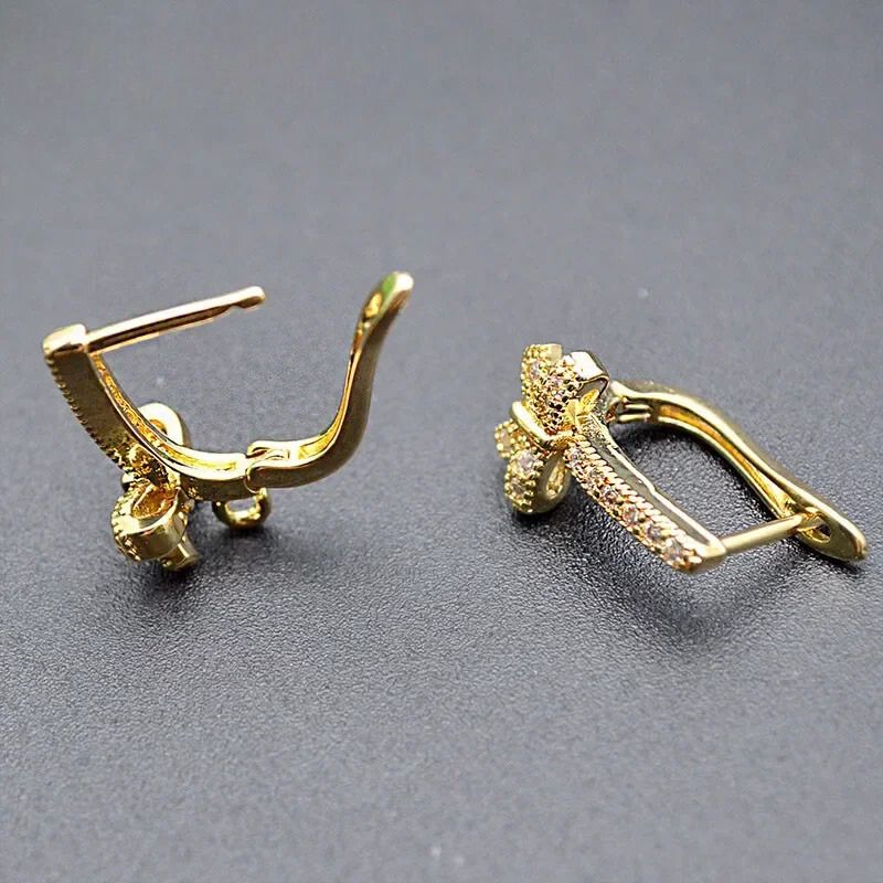 Attache Boucle D'oreille Simple et Design Image
