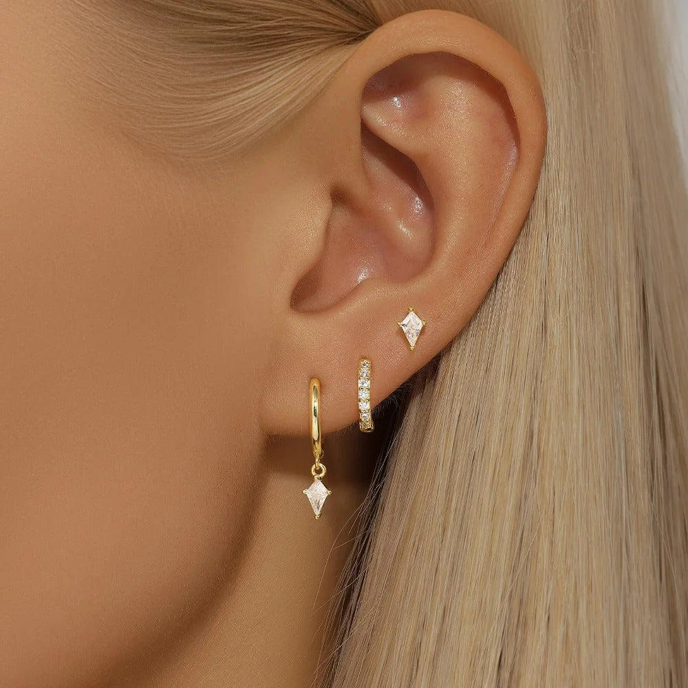 Boucle D'oreille 3 Trous Acier Inoxydable Luxe portées par une femme, on ne voit que son oreille