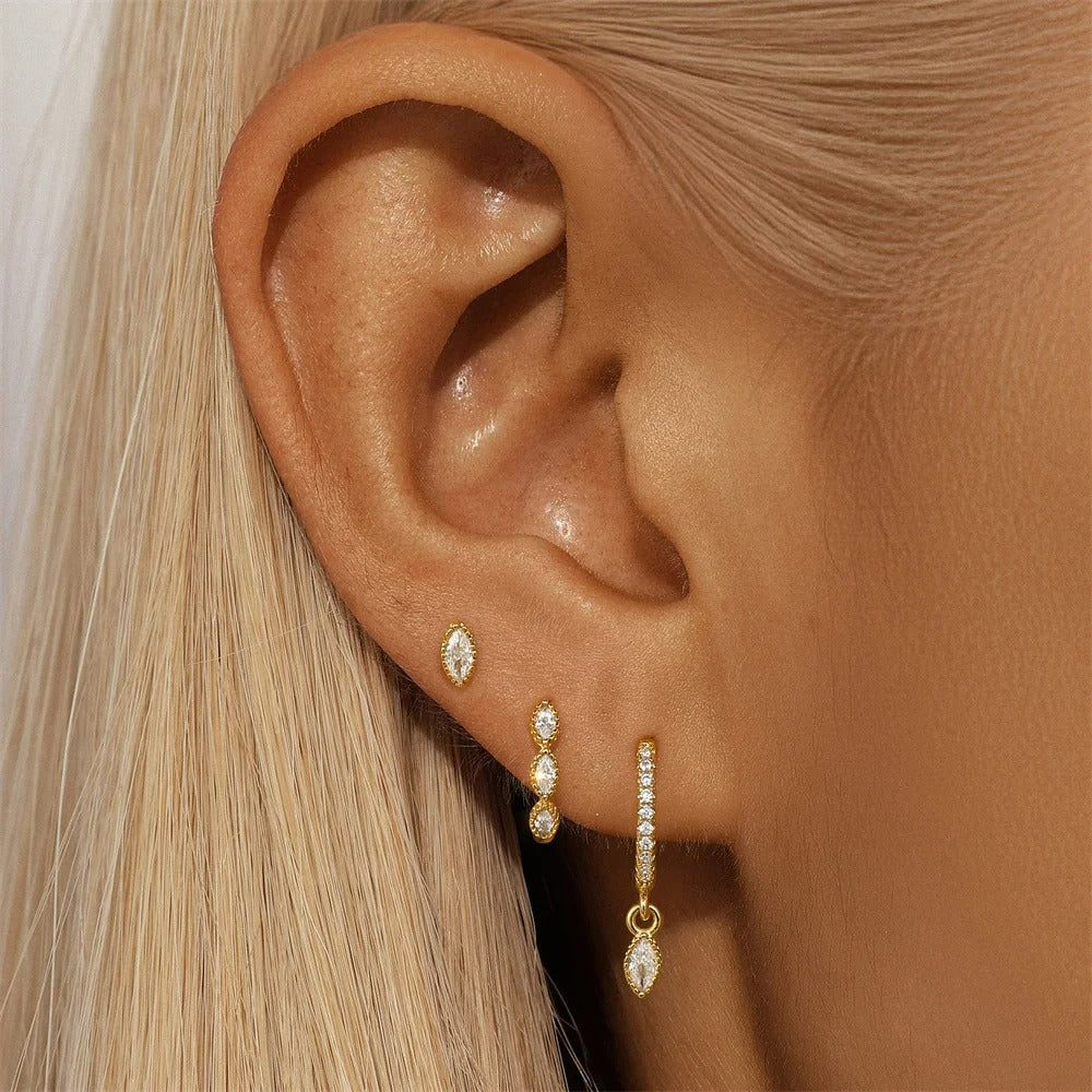 Boucle D'oreille 3 Trous Géométrique Luxe, portées par une femme de profil on ne voit que son oreille Image