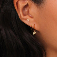 Boucle D'oreille 3 Trous Papillon Acier Inoxydable, portées par une femme on ne voit que son oreille