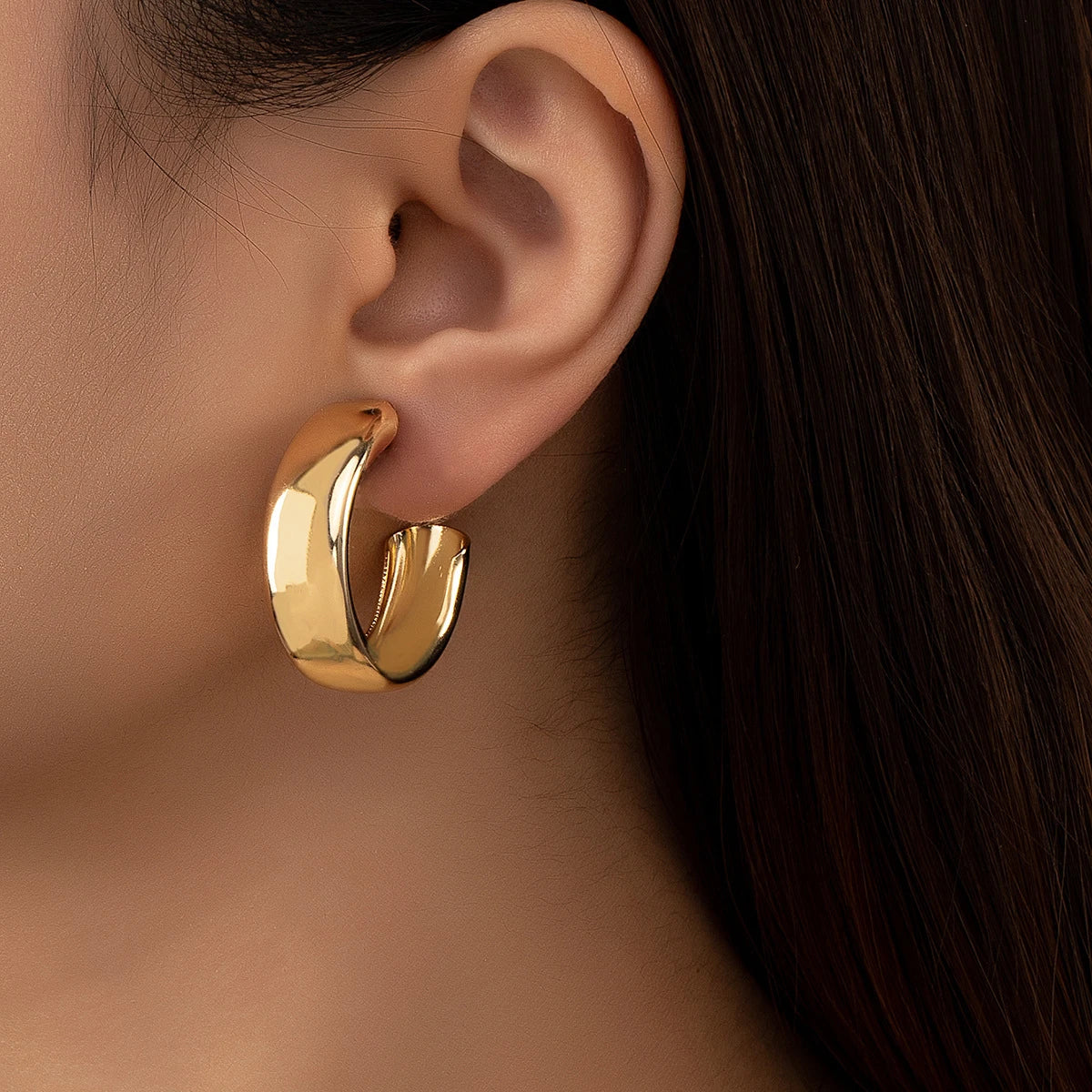 Boucle d'Oreille Acier Inoxydable Créole Large portée par une femme de profil. Image