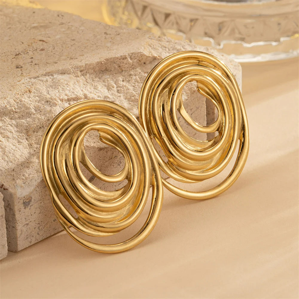 Boucle D'oreille Acier Inoxydable Tourbillon présenté sur une pierre rectangle