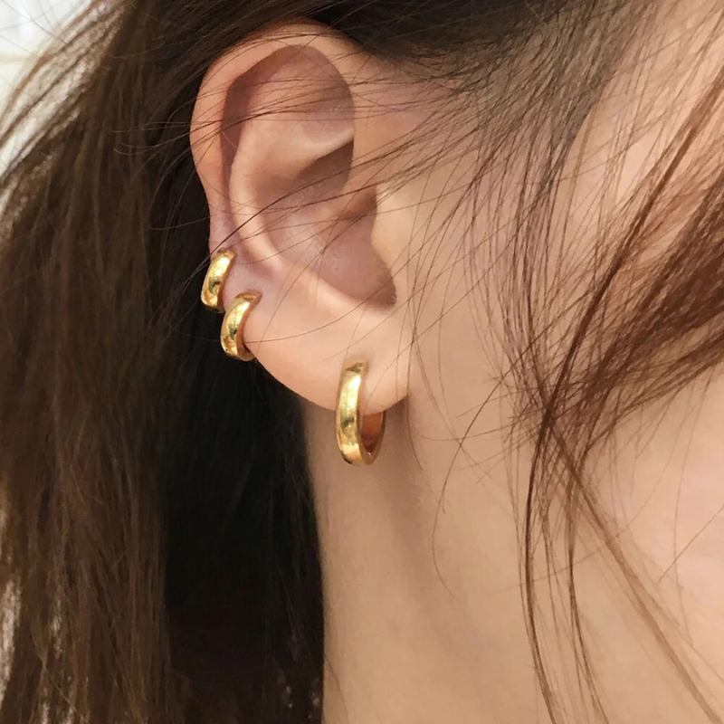 Boucle D'oreille Anneau Large Doré Pour Femme attaché à l'oreille d'une femme