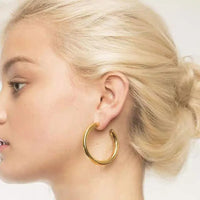 Boucle D'oreille Anneau Femme Acier Inoxydable Dorée portée par une femme de profil