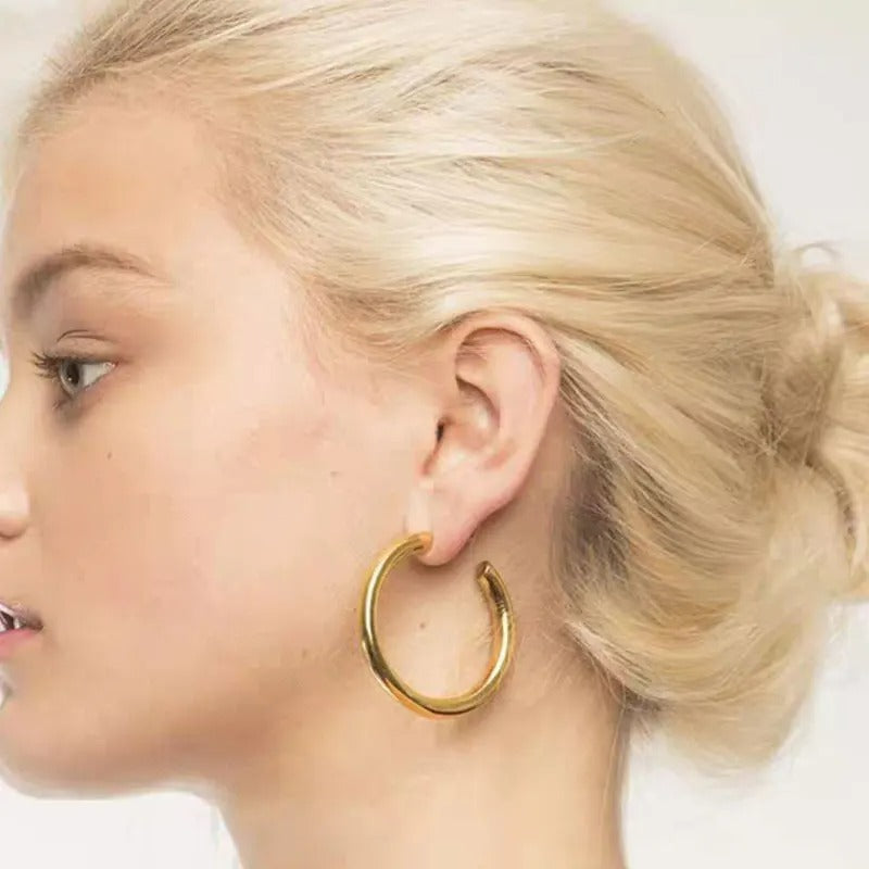 Boucle D'oreille Anneau Femme Acier Inoxydable Dorée portée par une femme de profil Image