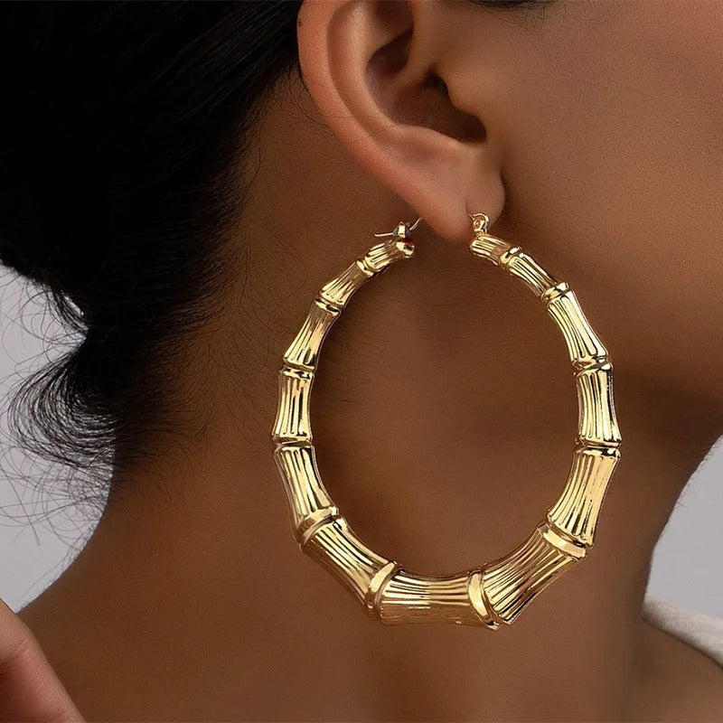 Boucle D'oreille Anneau Femme Effet Bambou Doré, portée par une femme de profil