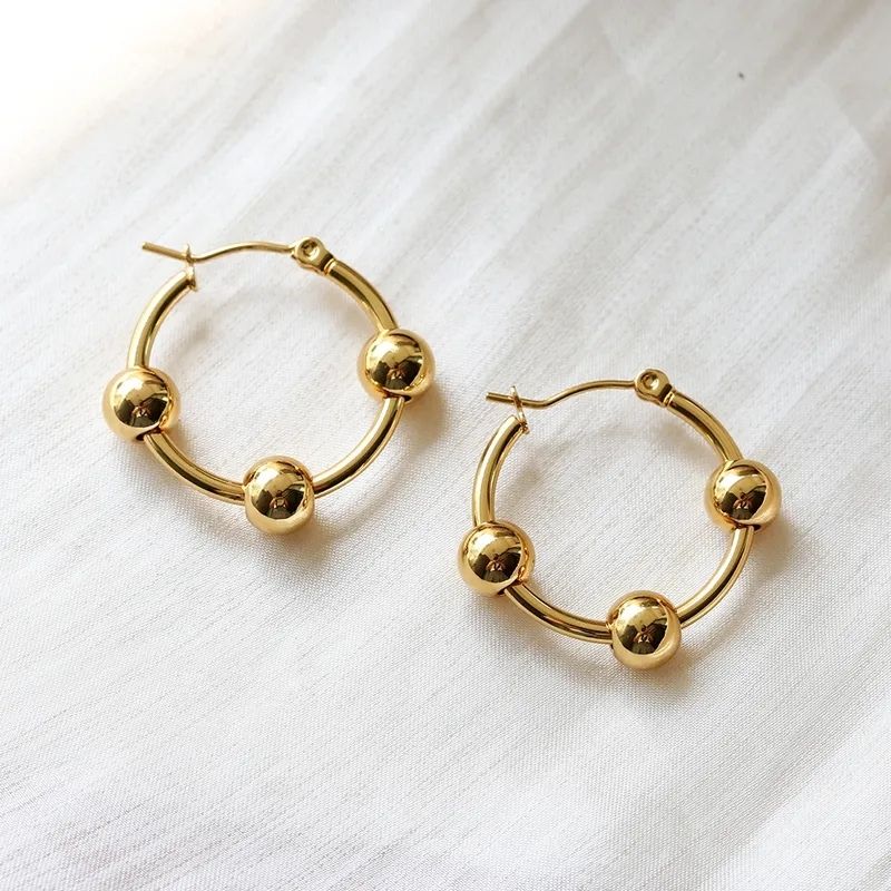 Boucle d'Oreille Anneau Femme Trois Perles Dorées Image