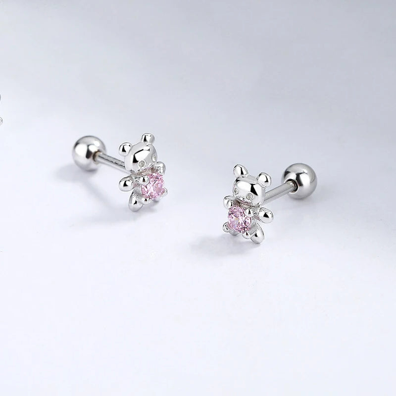 Boucle D'oreille Bébé Fille Petit Ours, argenté avec pierre en zircon rose sur fond blanc.