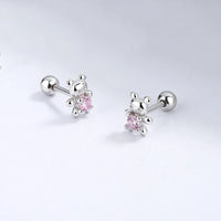 Boucle D'oreille Bébé Fille Petit Ours, argenté avec pierre en zircon rose sur fond blanc.
