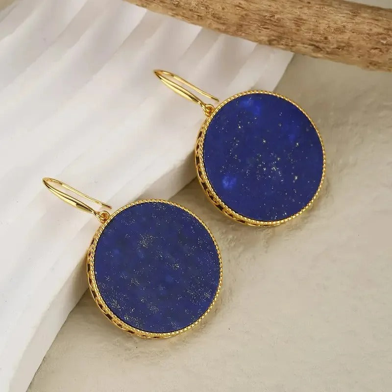 Boucle D'oreille Bleue Bohème en paire présenté sur une plaque blanche et beige