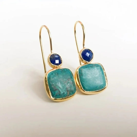 Boucle D'oreille Bleue Vintage sur fond blanc cassé