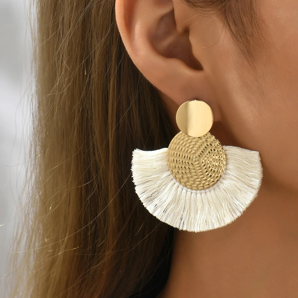 Boucle d'Oreille Boheme à Franges attaché à l'oreille d'une femme