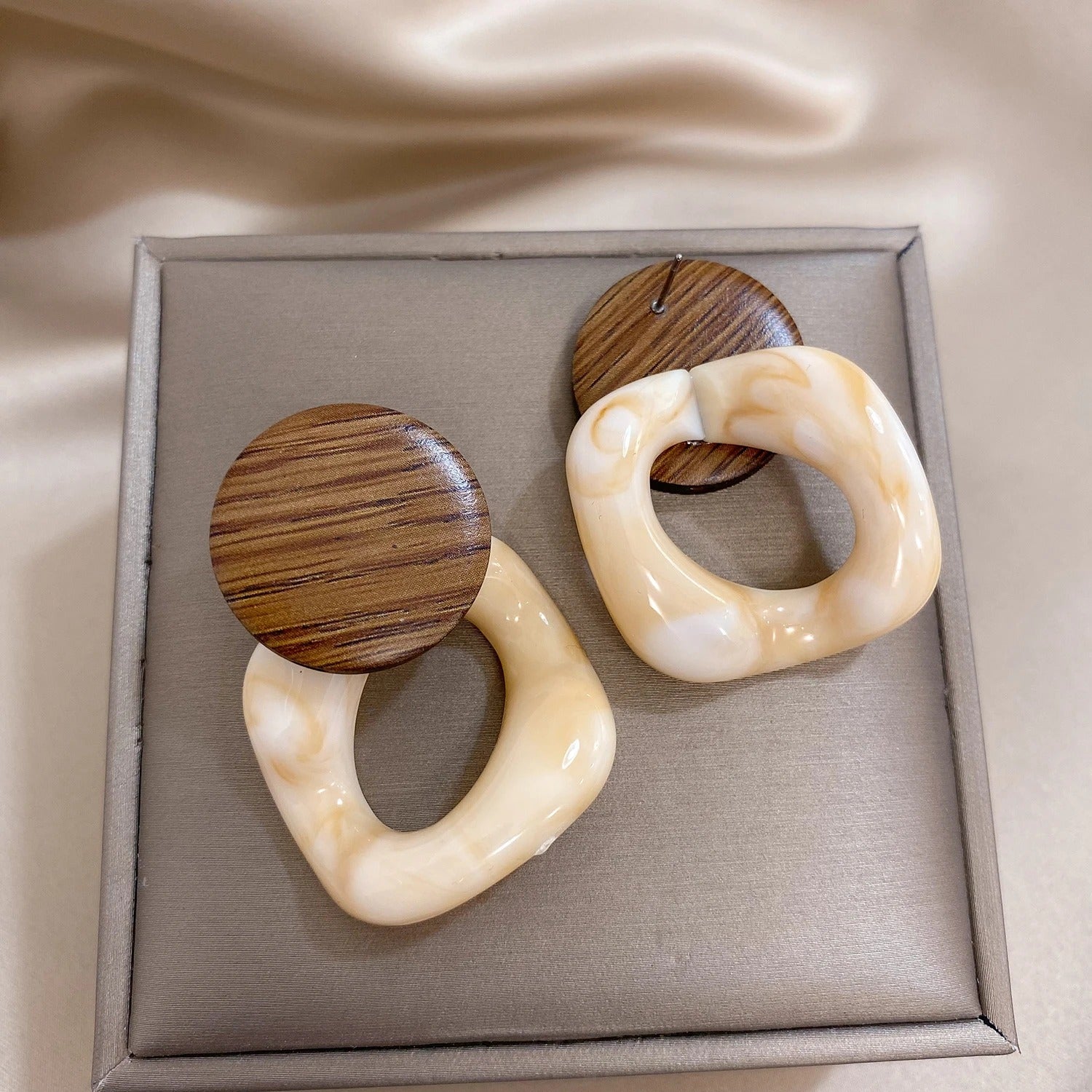 Boucle d’Oreille en Bois et Résine Effet Marbré Image