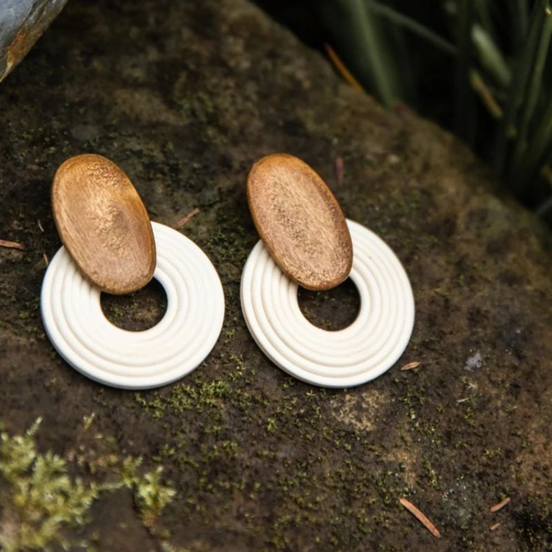 Boucle D'Oreille En Bois Sculpté